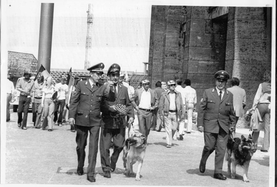 Berlino Ovest, 14 giugno 1974: dopo la strage alle Olimpiadi di Monaco del 1972 eccezionali misure di sicurezza prima della prima partita della Germania Ovest  contro il Cile (Ansa)